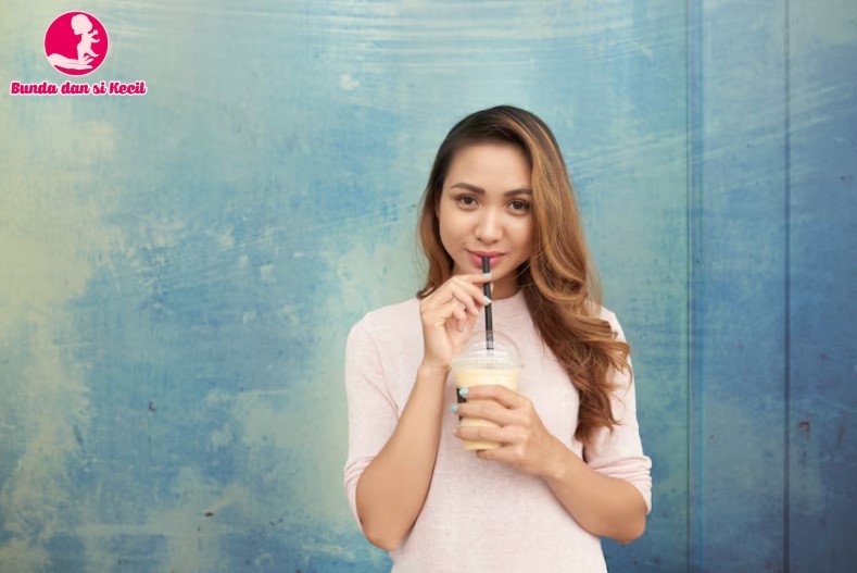 Minum Es Saat Menyusui Bikin Bayi Pilek? Ini Fakta Sebenarnya untuk Bunda Menyusui